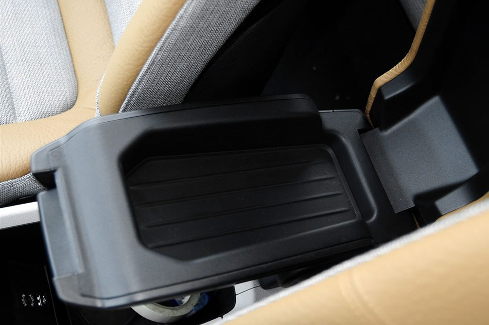 2014款 纯电动版 座椅空间