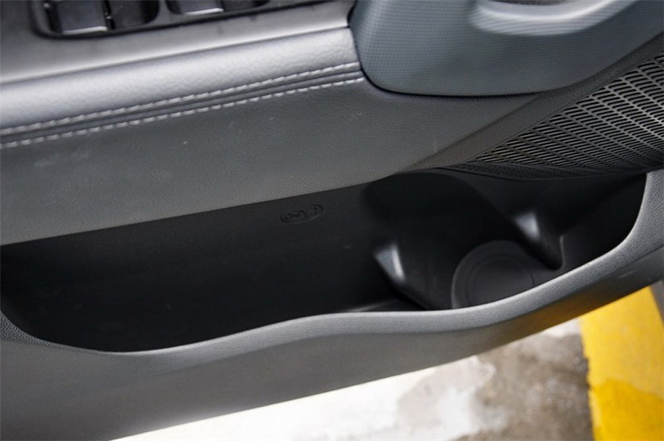 现代ix25 两驱 2015款 1.6L AT 尊贵型 座椅空间