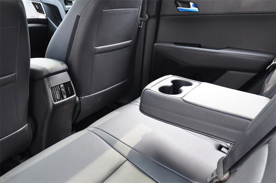 现代ix25 两驱 2015款 1.6L AT 尊贵型 座椅空间