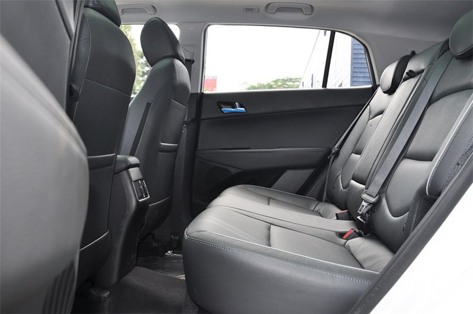 现代ix25 两驱 2015款 1.6L AT 尊贵型 座椅空间