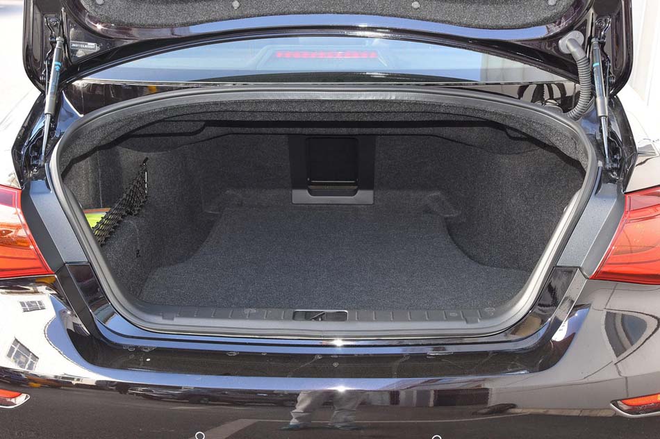 2019款 Q70L 2.0T 豪华版 座椅空间