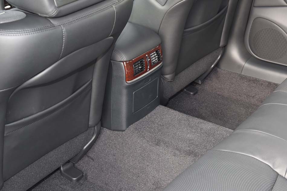 2019款 Q70L 2.0T 豪华版 座椅空间