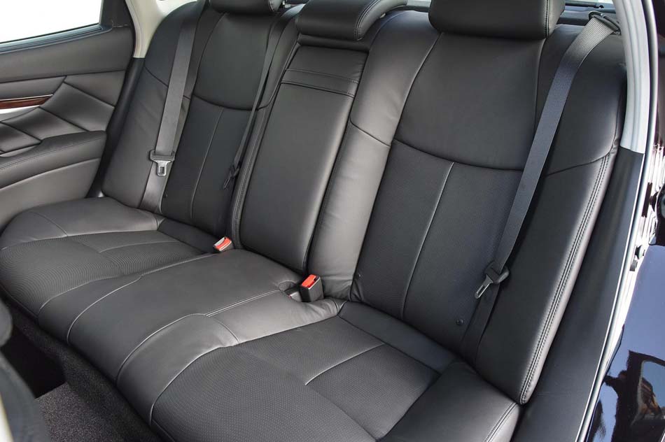 2019款 Q70L 2.0T 豪华版 座椅空间