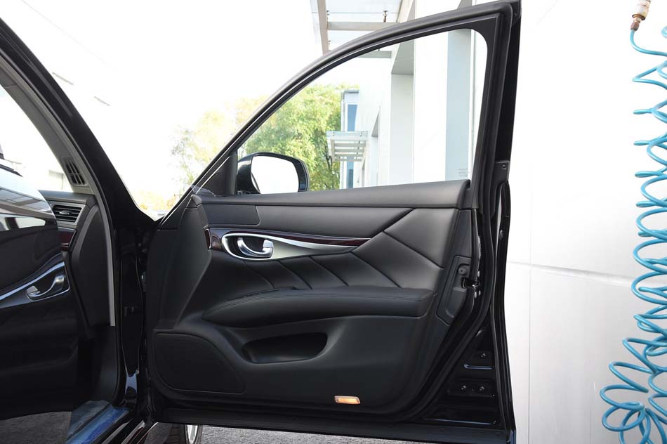 2019款 Q70L 2.0T 豪华版 座椅空间