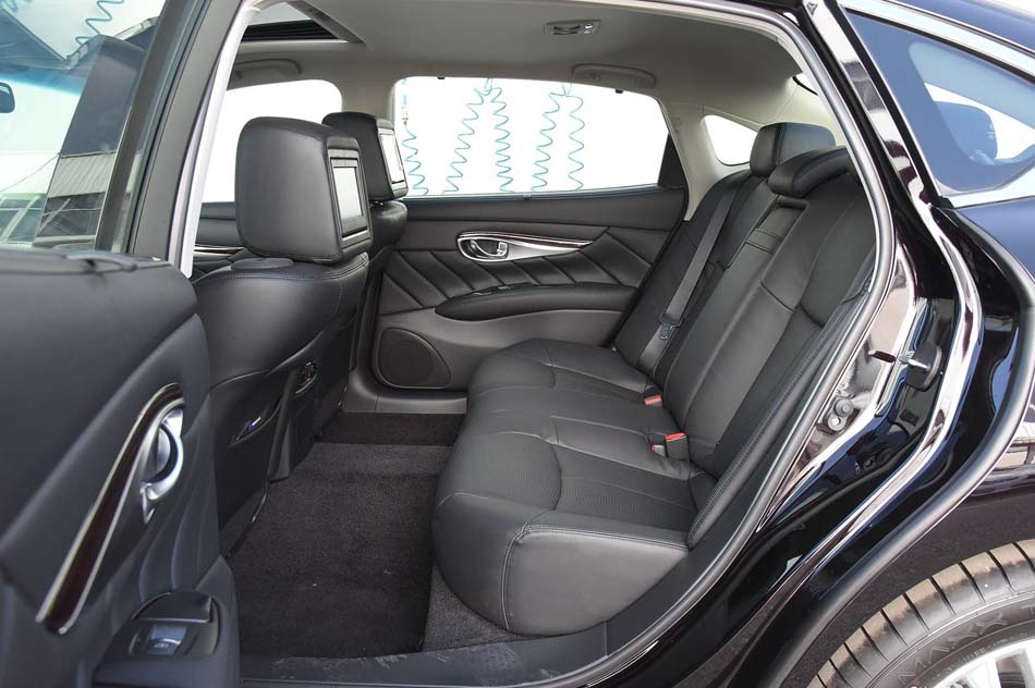 2019款 Q70L 2.0T 豪华版 座椅空间