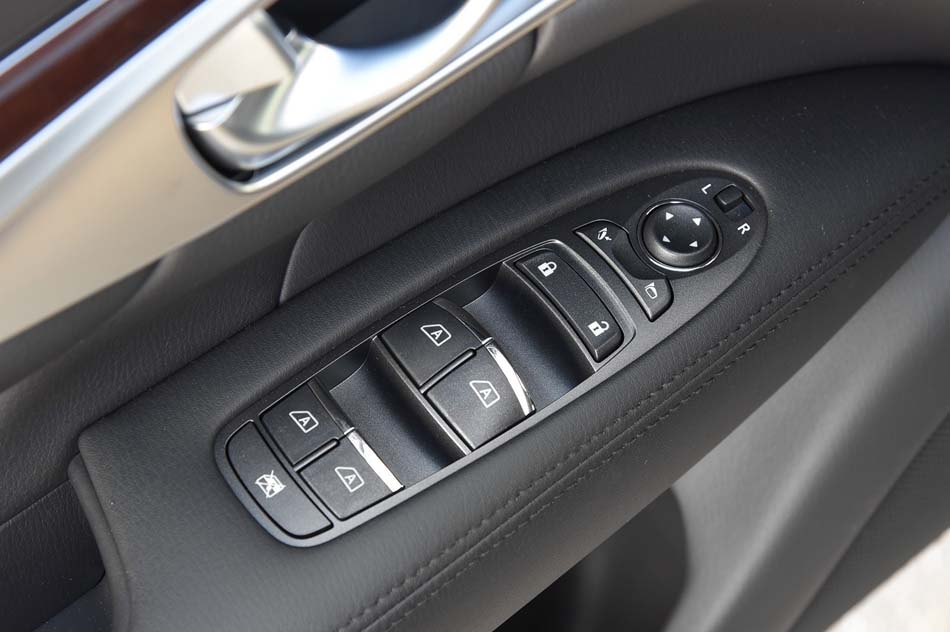 2019款 Q70L 2.0T 豪华版 座椅空间