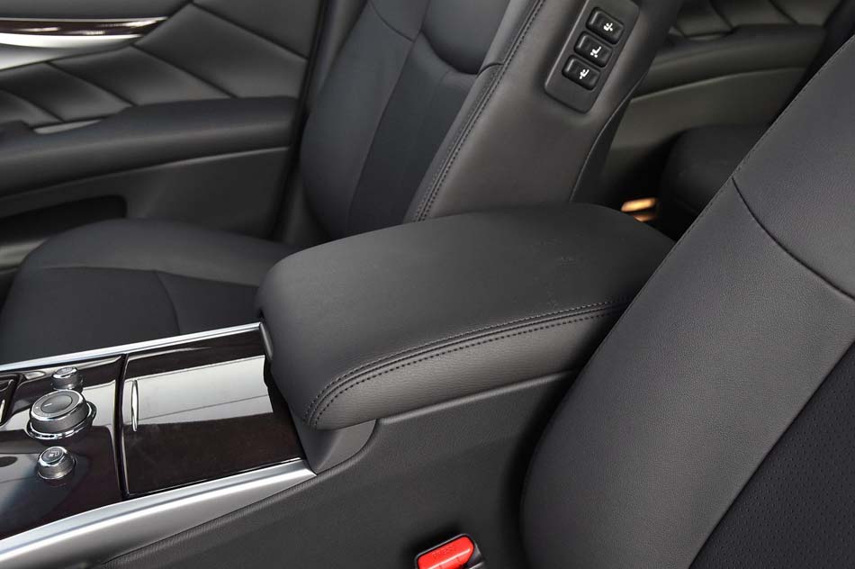 2019款 Q70L 2.0T 豪华版 座椅空间