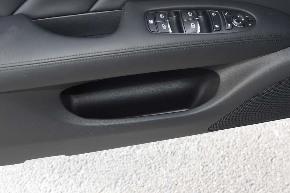 2019款 Q70L 2.0T 豪华版 座椅空间