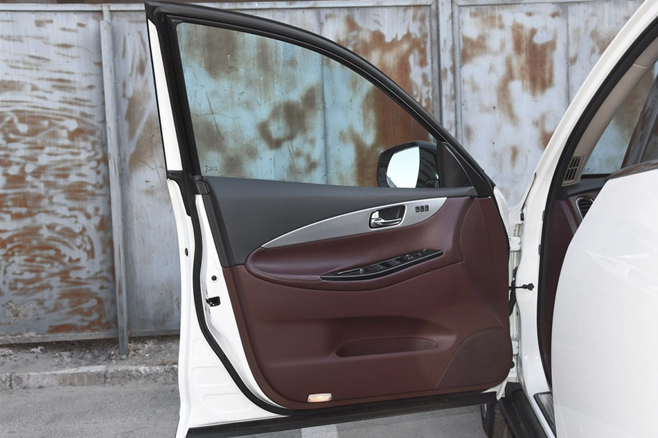 2015款 2.5L 豪华版 座椅空间