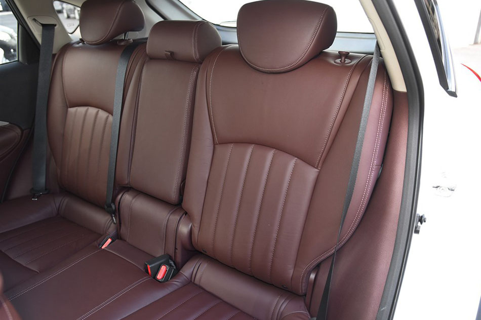 2015款 2.5L 豪华版 座椅空间