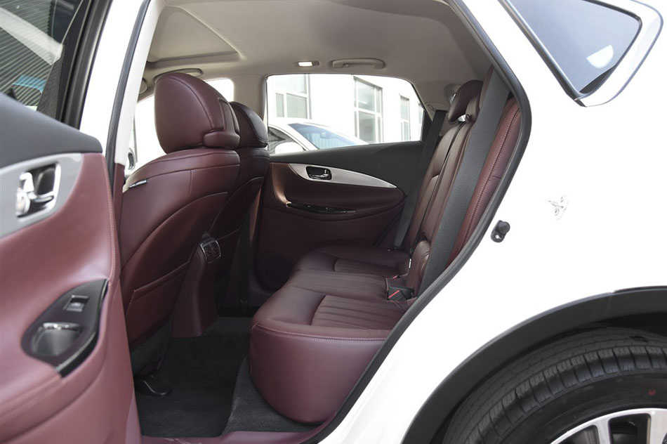 2015款 2.5L 豪华版 座椅空间