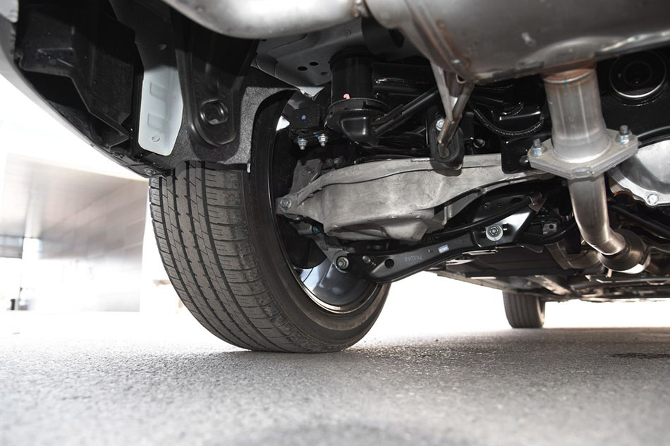 2015款 2.5L 豪华版 引擎底盘