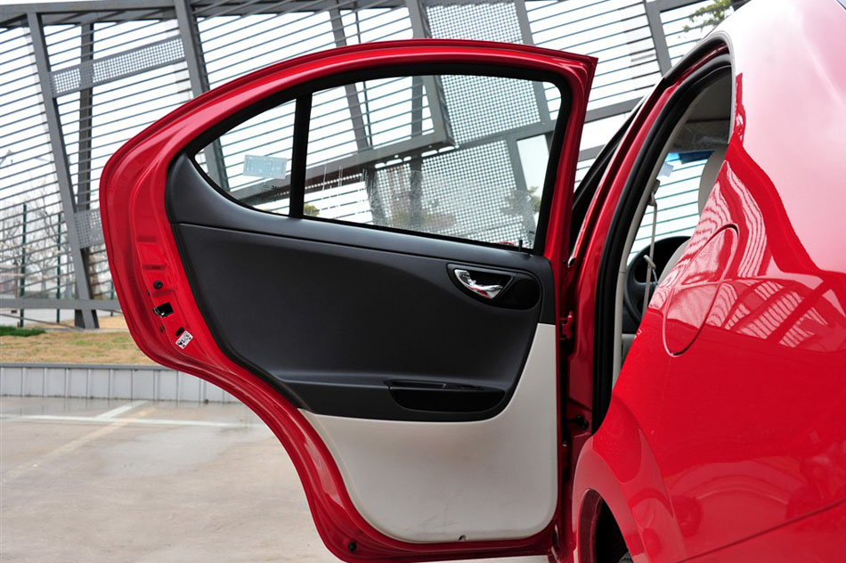 2014款 iEV4 座椅空间