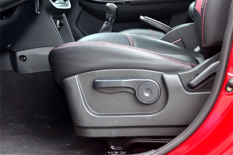 幻速S2 2014款 1.5L 手动尊贵型 座椅空间