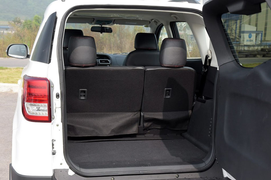 2016款 1.5L 手动豪华型 座椅空间