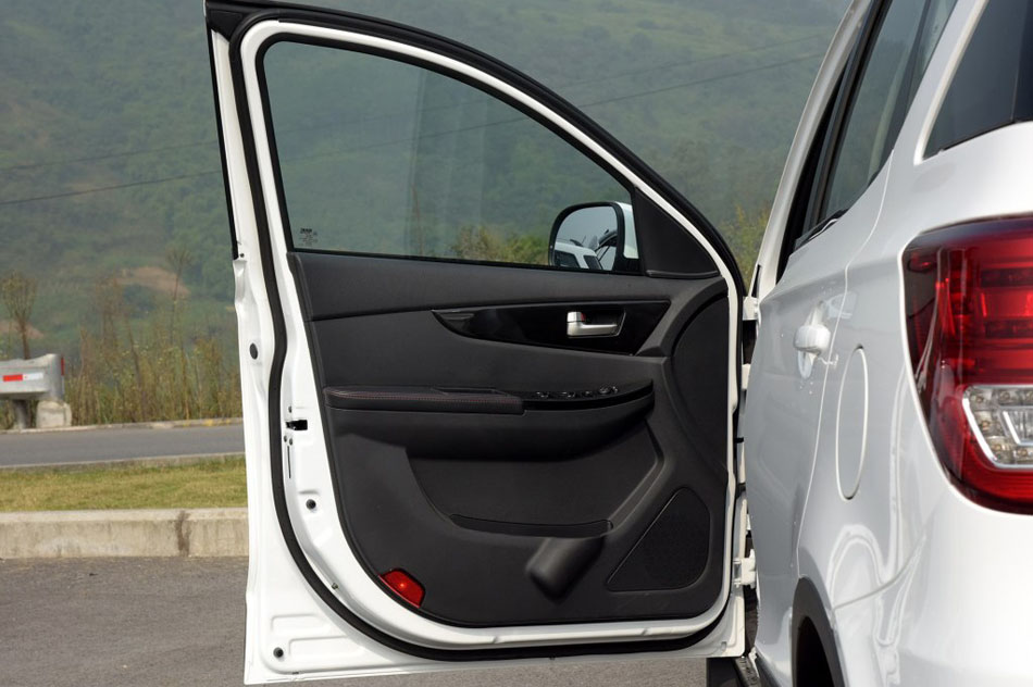 2016款 1.5L 手动豪华型 座椅空间