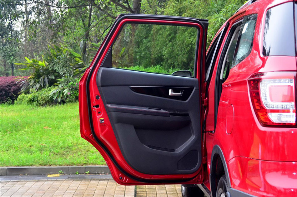 2014款 1.5L 舒适型 座椅空间