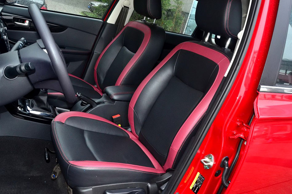 2014款 1.5L 舒适型 座椅空间