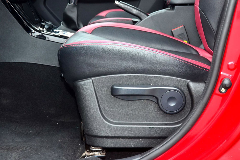 2014款 1.5L 舒适型 座椅空间