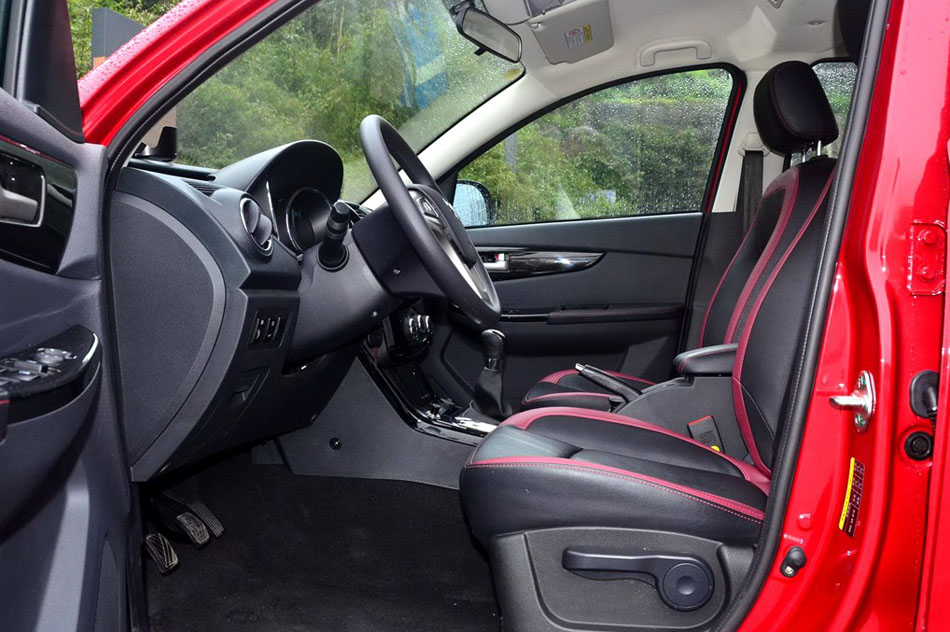 2014款 1.5L 舒适型 座椅空间