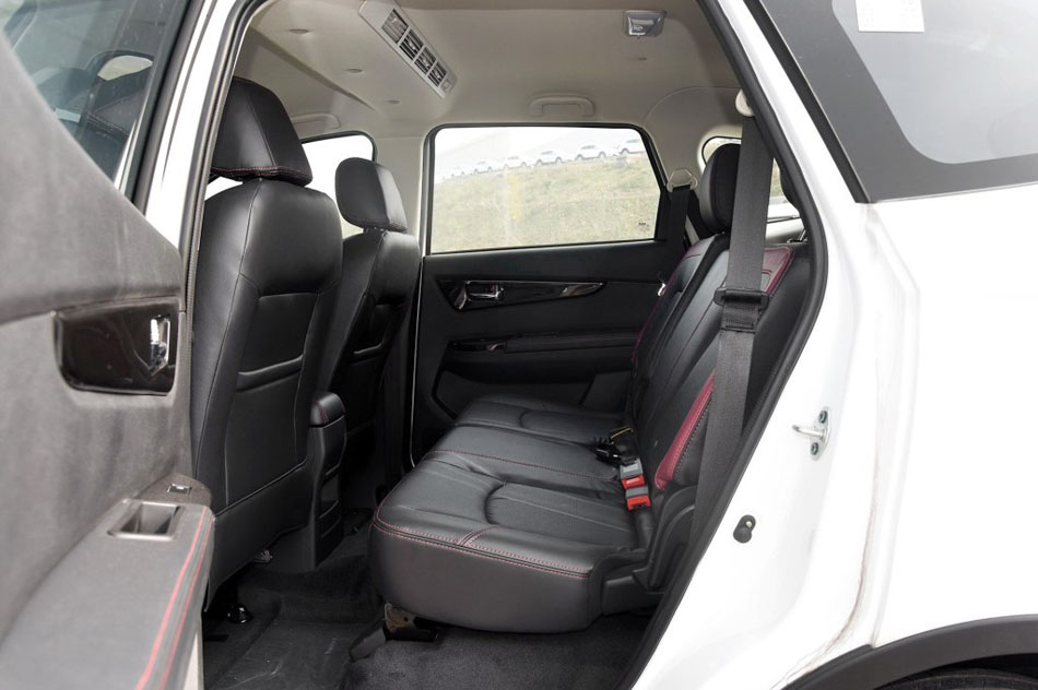 2016款 1.5L 手动豪华型 座椅空间