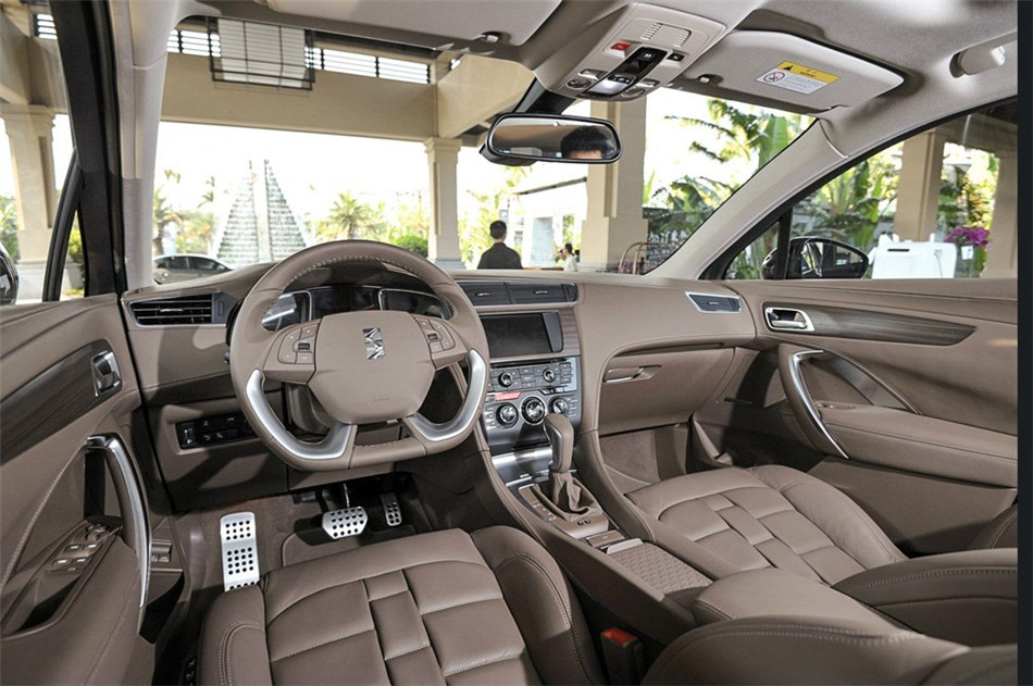 2014款 1.6T AT 豪华版THP200 内饰