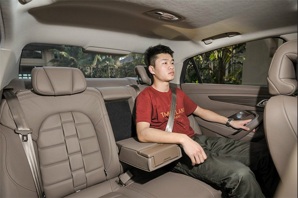 2014款 1.6T AT 豪华版THP200 座椅空间