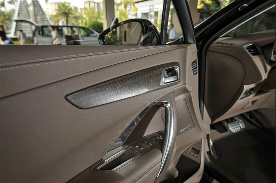 2014款 1.6T AT 豪华版THP200 座椅空间