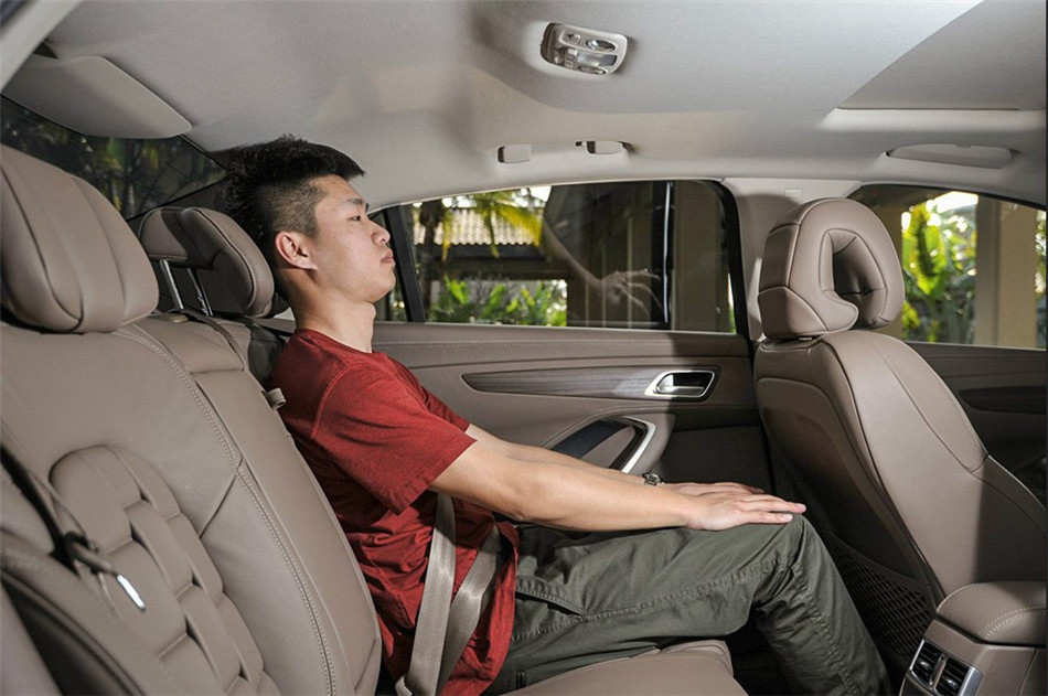 2014款 1.6T AT 豪华版THP200 座椅空间