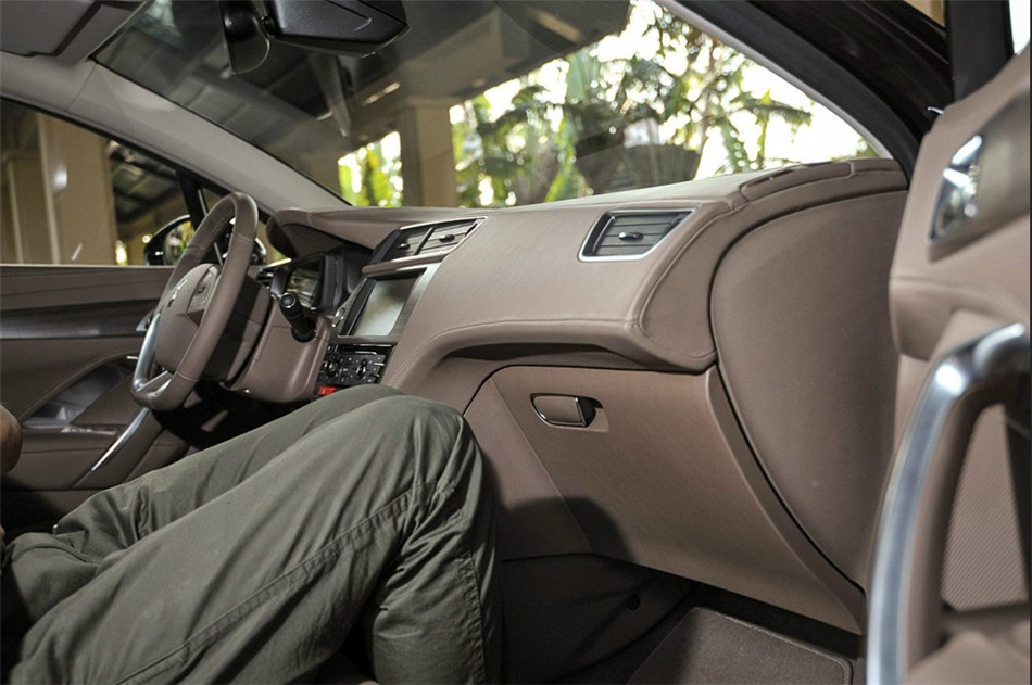 2014款 1.6T AT 豪华版THP200 座椅空间