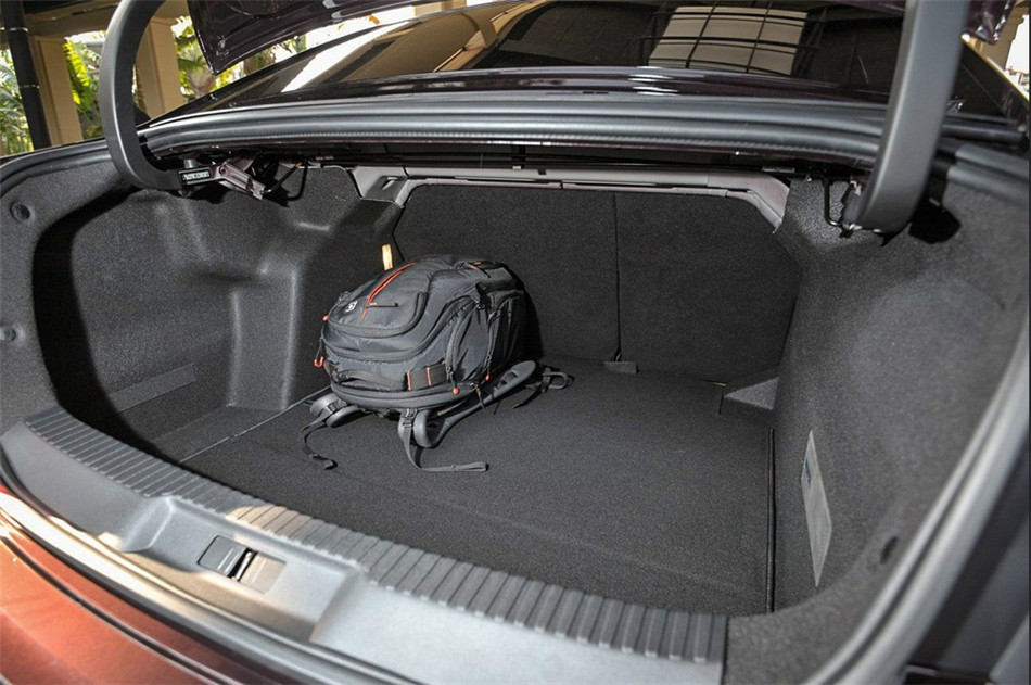 2014款 1.6T AT 豪华版THP200 座椅空间