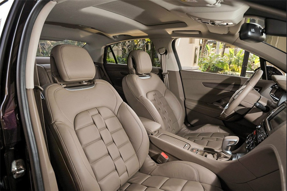 2014款 1.6T AT 豪华版THP200 座椅空间