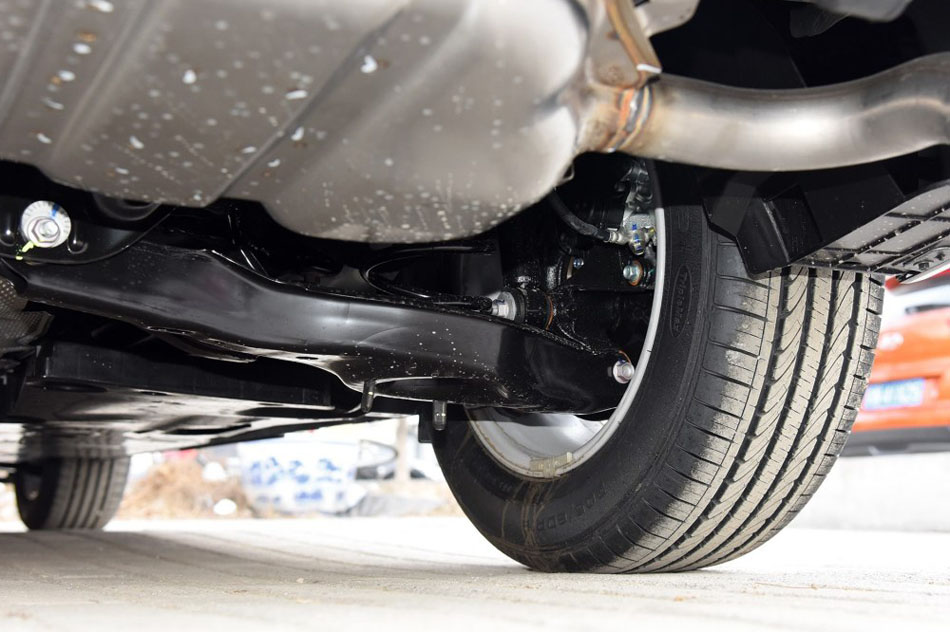 2017款 三厢 1.5L 自动豪华型 引擎底盘