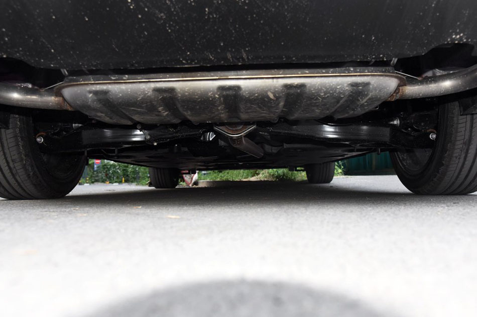 2017款 2.5L 蓝天尊崇版 引擎底盘