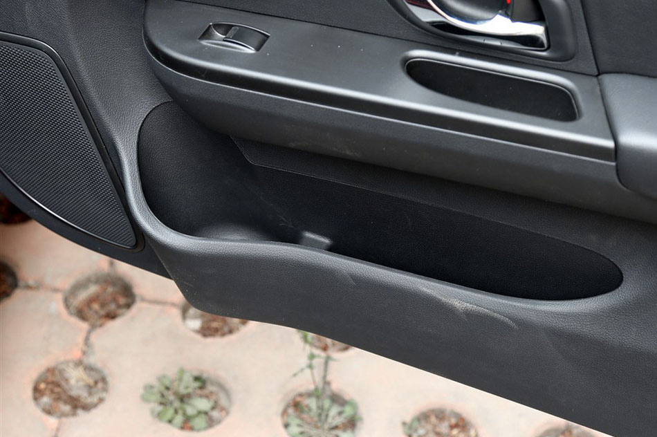 2014款 1.6L 自动高配型 座椅空间