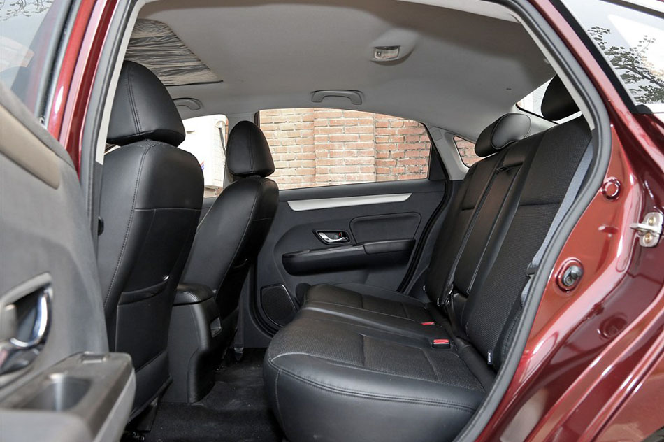 2014款 1.6L 自动高配型 座椅空间
