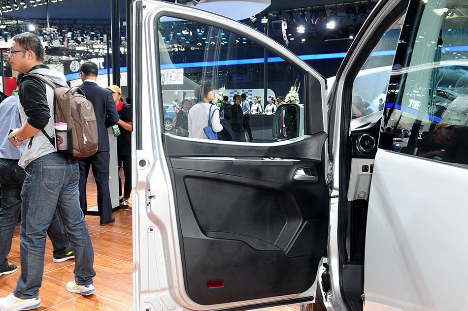 瑞风M3  2014款 基本型 座椅空间