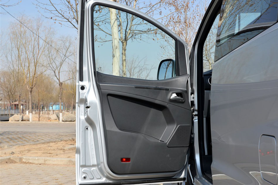 2015款 1.6L 豪华智能型 座椅空间