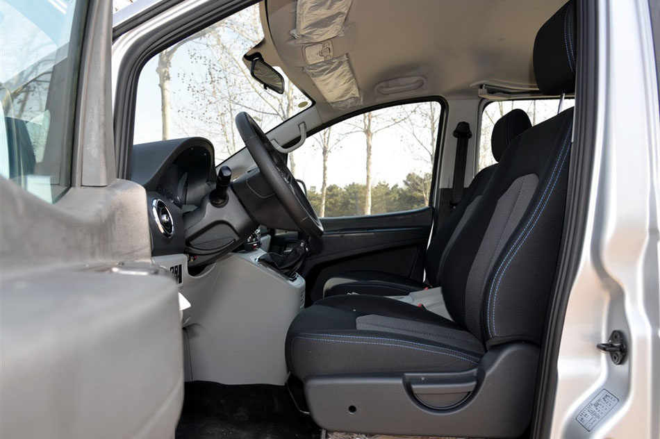 2015款 1.6L 豪华智能型 座椅空间