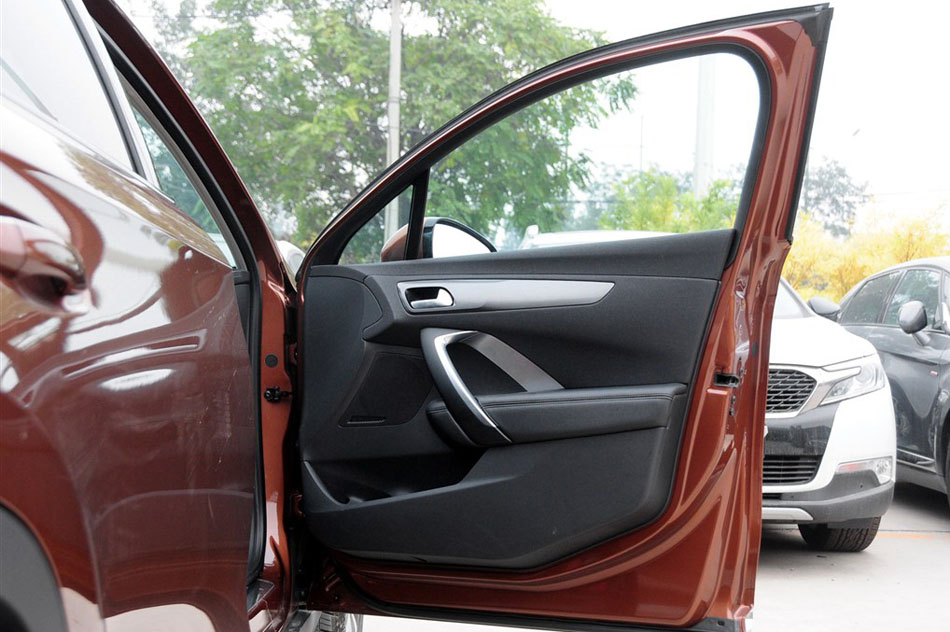 2014款 1.6T 豪华版THP200 座椅空间