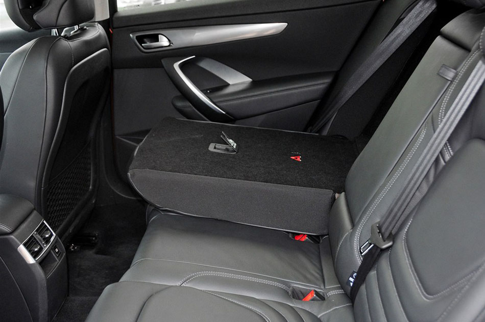 2014款 1.6T 豪华版THP200 座椅空间