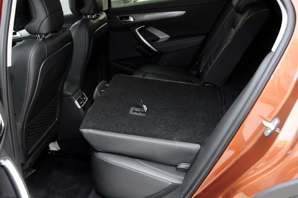 2014款 1.6T 豪华版THP200 座椅空间