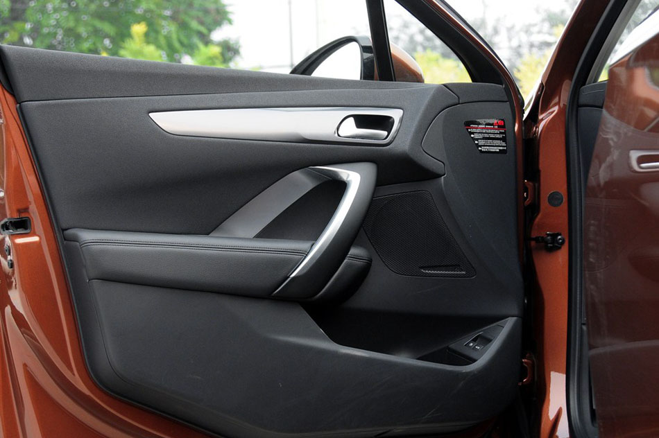 2014款 1.6T 豪华版THP200 座椅空间