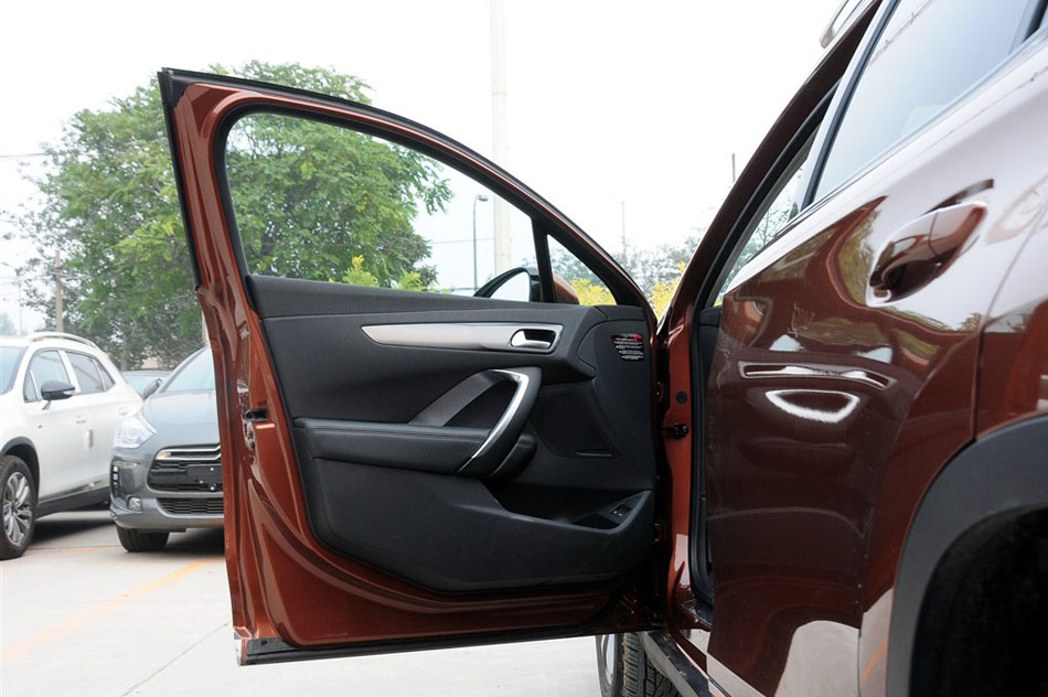 2014款 1.6T 豪华版THP200 座椅空间