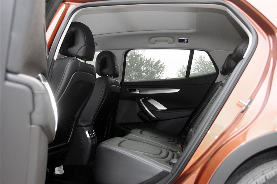 2014款 1.6T 豪华版THP200 座椅空间