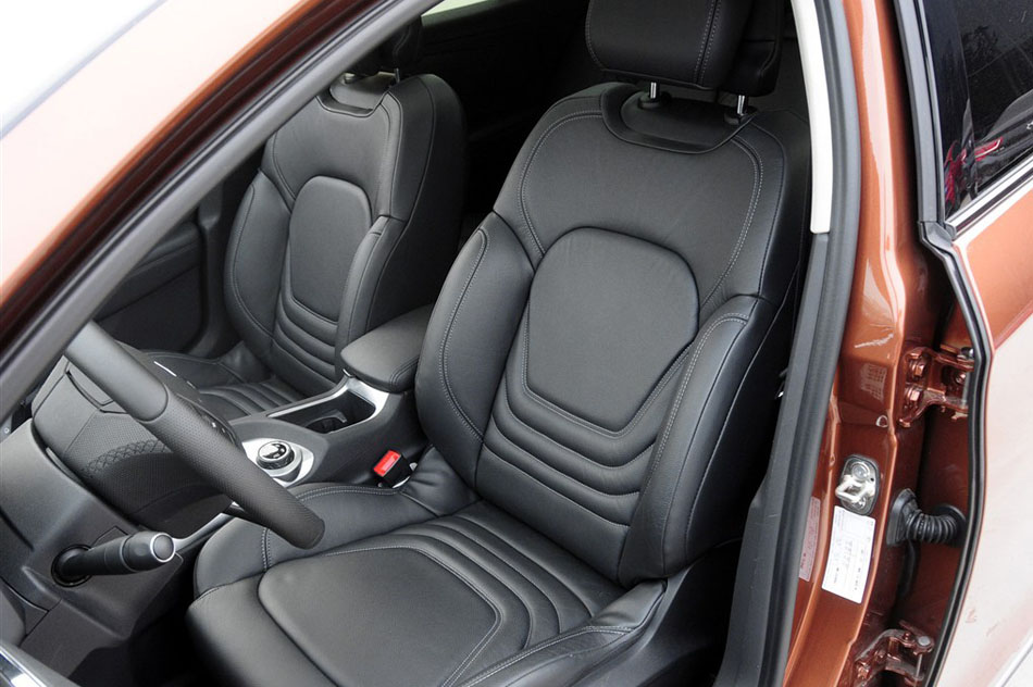 2014款 1.6T 豪华版THP200 座椅空间
