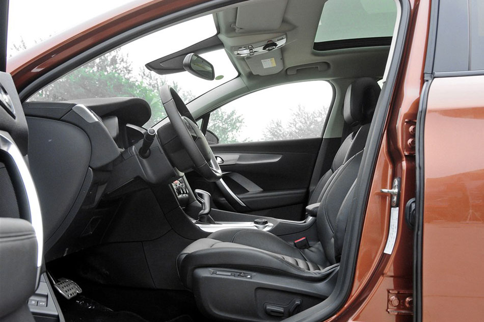 2014款 1.6T 豪华版THP200 座椅空间