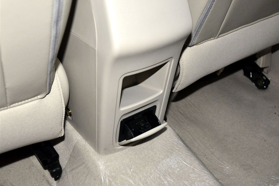 2014款 1.6L 手动豪华型 座椅空间
