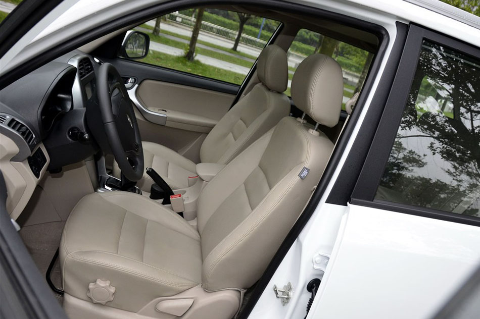 2014款 1.6L 手动豪华型 座椅空间
