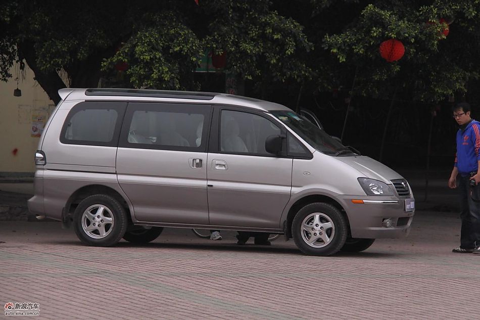 2010款风行菱智实拍图